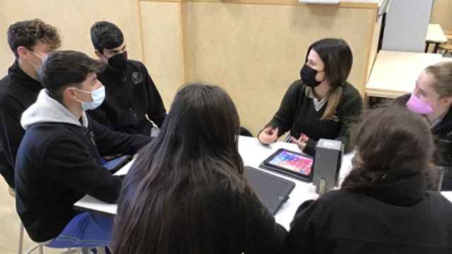 Alumnas y alumnos del colegio Marni de Valencia debaten sobre 'eHealth' durante la actividad propuesta.