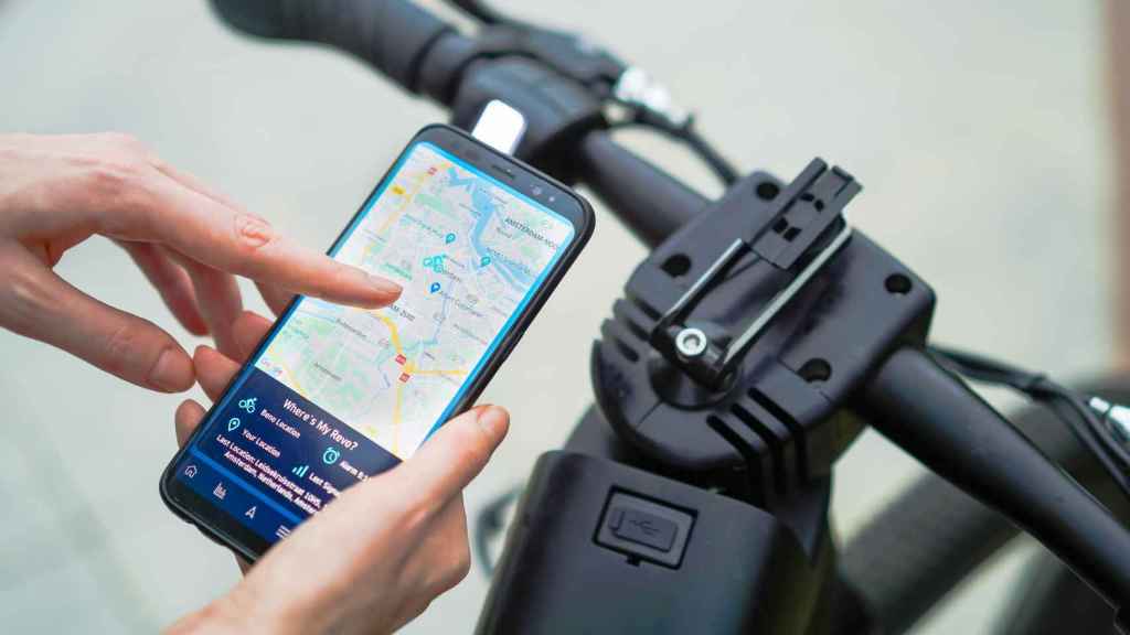 La bicicleta eléctrica Reevo y la app en el móvil.