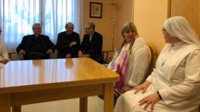 Remei Navarri, en el centro, durante una visita de miembros del obispado a la residencia en 2019.