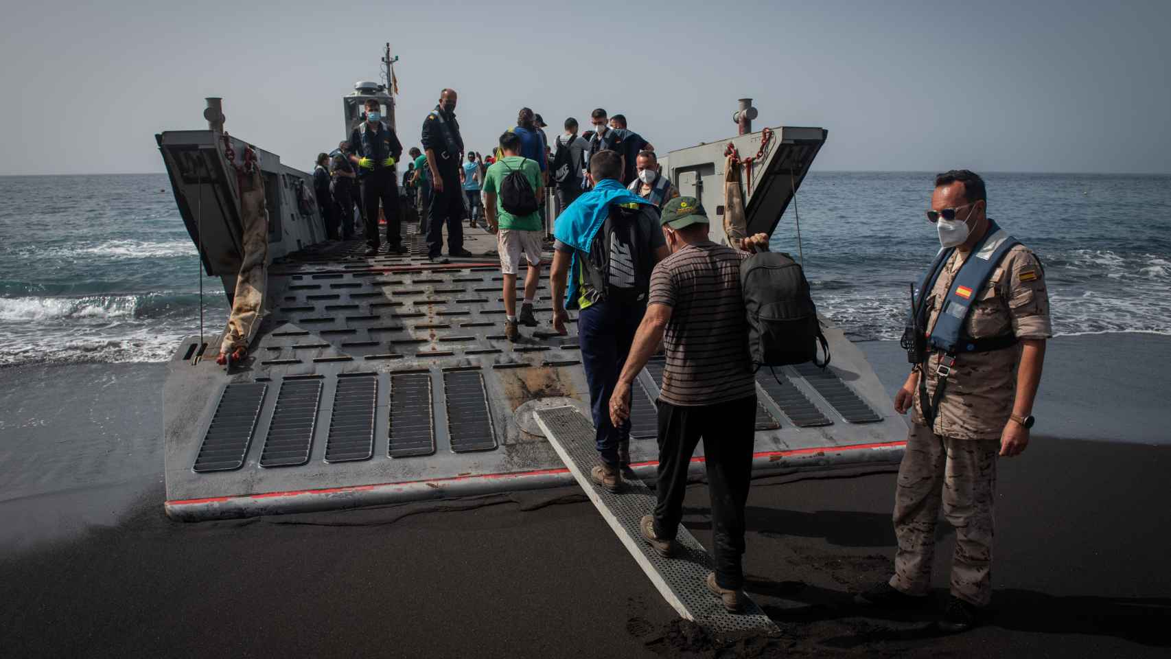 Agricultores suben al barco anfibio de la Armada que los traslada a sus fincas.