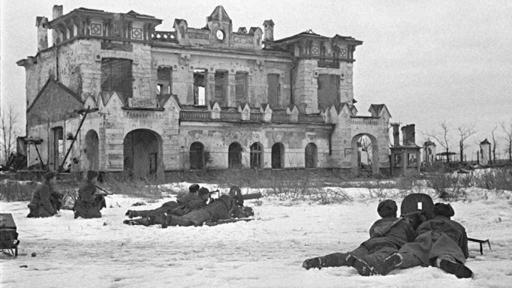 Combates sobre la nieve en las afueras de Leningrado. / Boris Kudoyarov.
