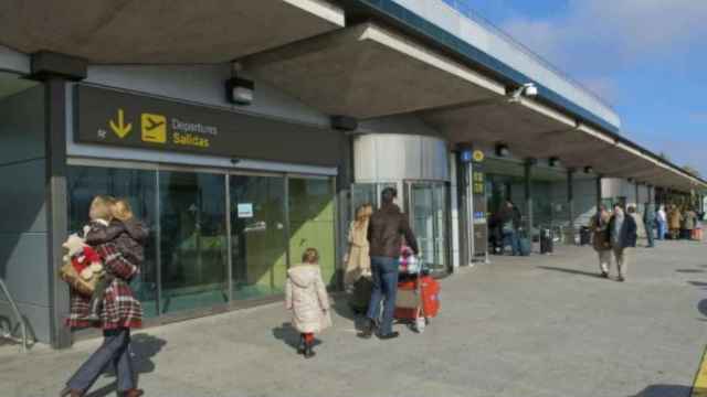 Una familia tras aterrizar en el aeropuerto de Valladolid