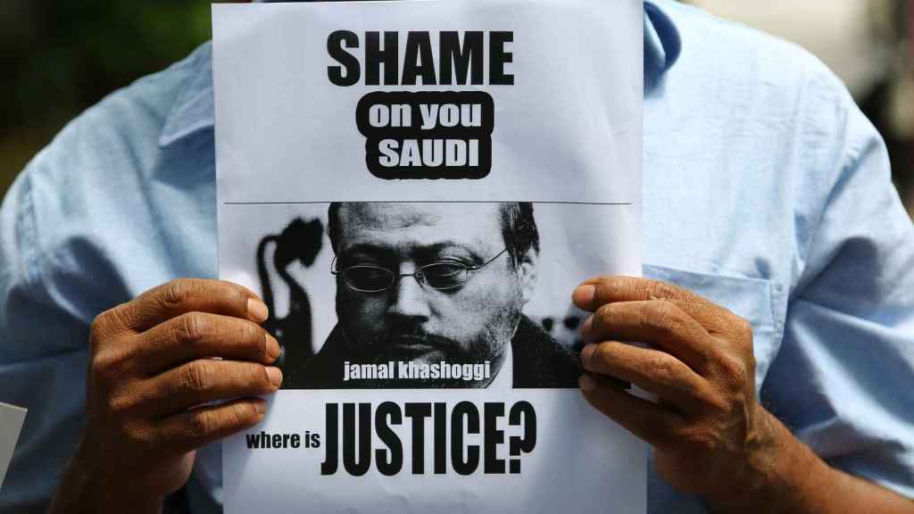 Cartel con el rostro del periodista saudí asesinado Jamal Khashoggi