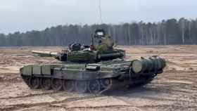 Un tanque del Ejército ruso realiza maniobras militares en la región bielorrusa de Brest.