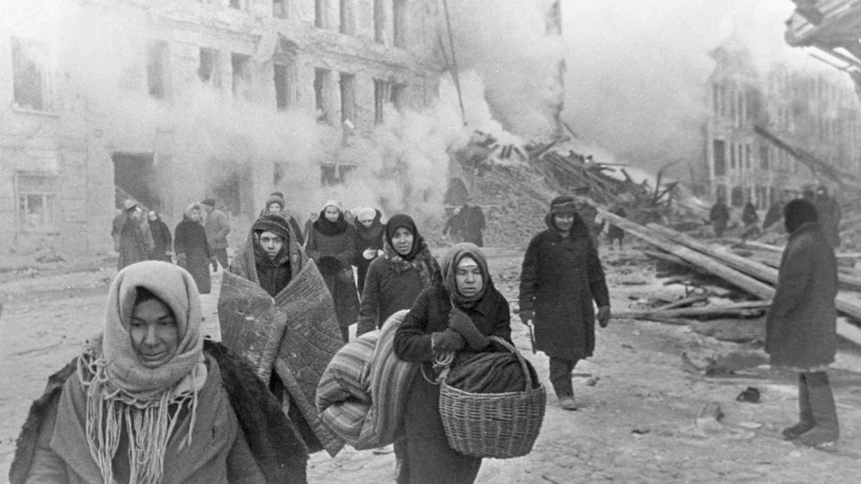 Ciudadanos de Leningrado abandonan sus casas tras ser destruidas por las bombas nazis. / Boris Kudoyarov.