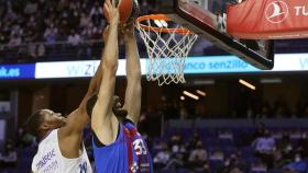 Yabuesele intentando taponar a Niko Mirotic en el Real Madrid - Barça