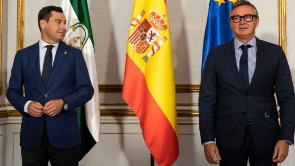 El presidente de la Junta, Juanma Moreno, y el portavoz de Vox, Manuel Gavira.