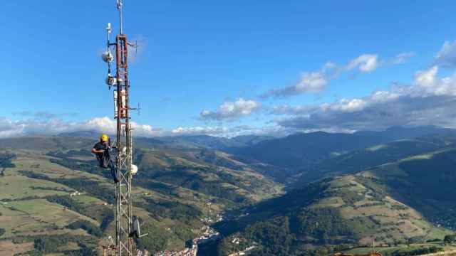 Un operario manipula una antena cerca de Cangas del Narcea. FOTO: Grupo Gimeno.
