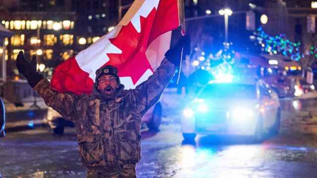 Un manifestante antivacunas en Ottawa corta el tráfico. Efe