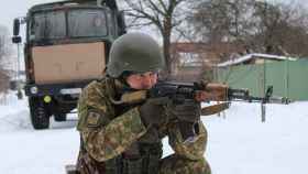 Un militar del Ejército de Ucrania en unas maniobras este jueves en Shostka, al norte del país. Efe