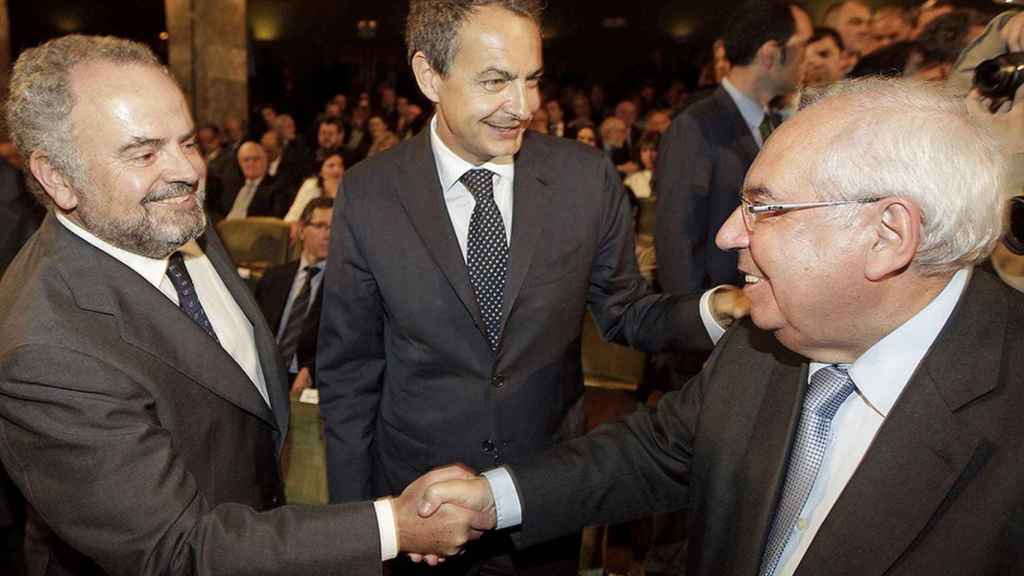 Ignacio Polanco, junto al presidente José Luis Rodríguez Zapatero, saluda a Vicente Álvarez Areces.
