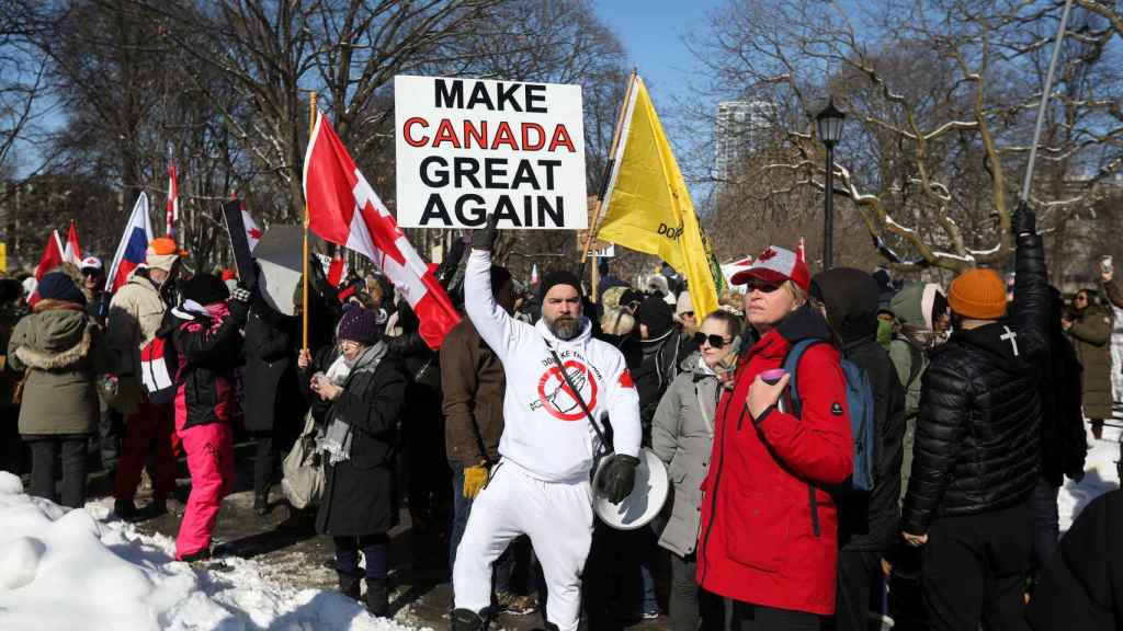 Make Canada Great Again is one of the slogans that can be read on the protesters' banners.