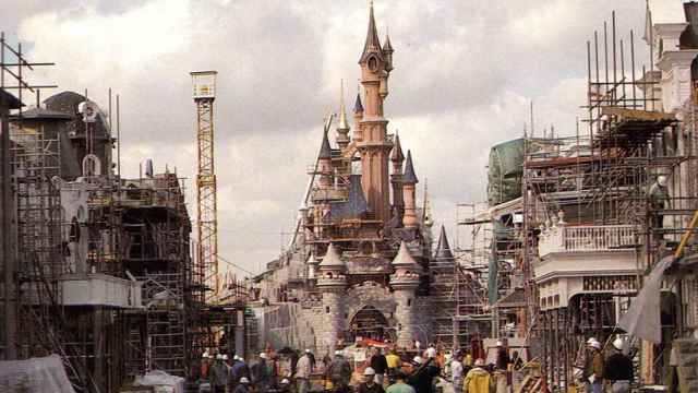 Un momento de la última fase de construcción de Disneyland París en 1991, un año antes de su inauguración.