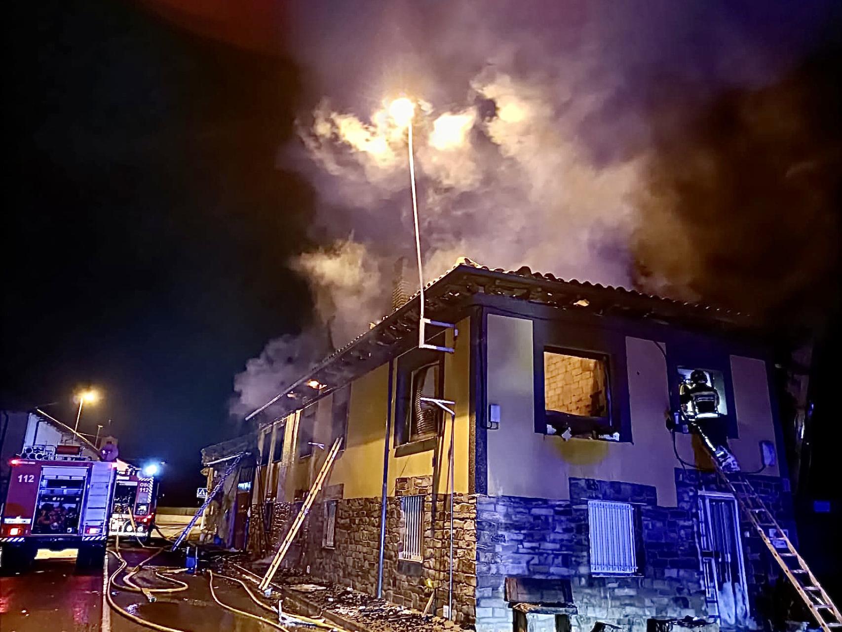 Las llamas devoran de madrugada una vivienda de la provincia de León