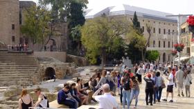 Un grupo de turistas en el Teatro Romano de Málaga.