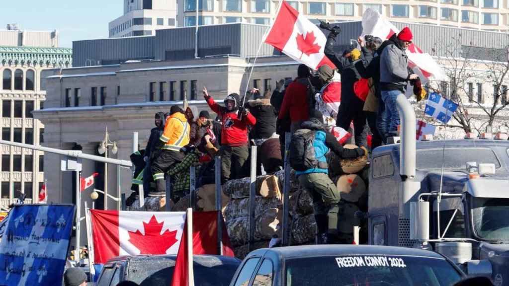 Decenas de camioneros protestando en Ottawa, Ontario, Canadá.