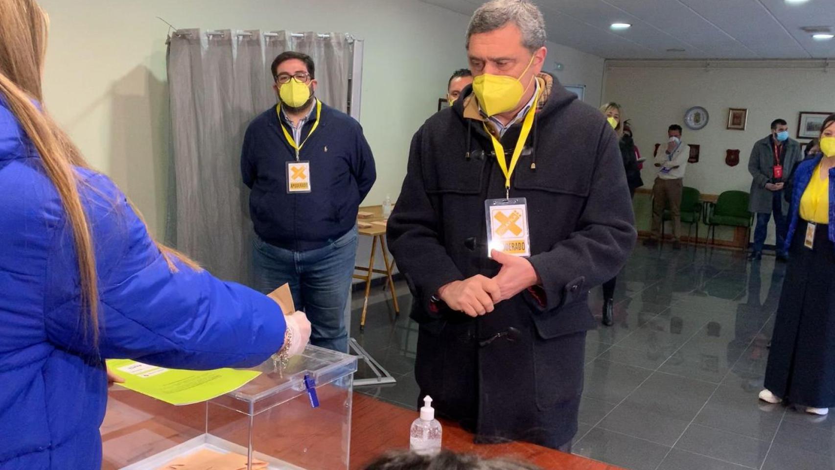 Pedro Pascual vota en Ávila