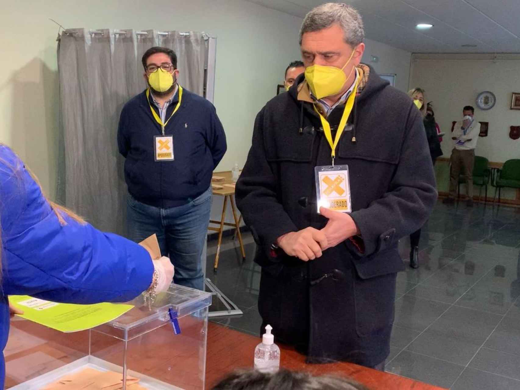 El candidato de Por Ávila, Pedro Pascual, vota en la capital abulense.