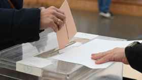 Los 28 vecinos de Haza acuerdan votar antes de la hora de comer y cierran la mesa electoral