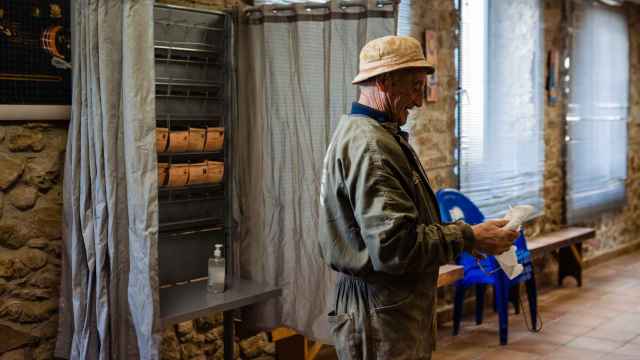 Un hombre deja sus labores en su pueblo de Soria para ir al colegio electoral a votar