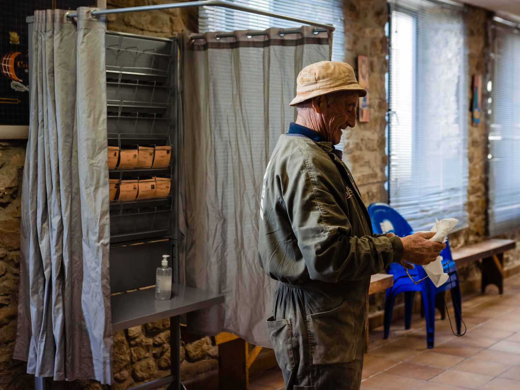 Un hombre deja sus labores en su pueblo de Soria para ir al colegio electoral a votar el pasado domingo.