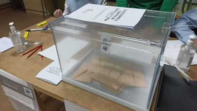 Una urna en la mesa electoral en las elecciones de Castilla y León