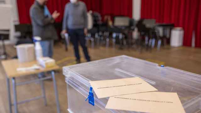 Una urna en un colegio electoral en las elecciones de Castilla y León