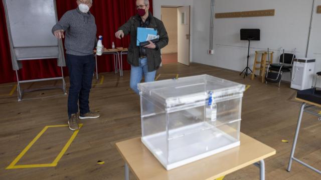 Una urna en un colegio electoral en las elecciones de Castilla y León