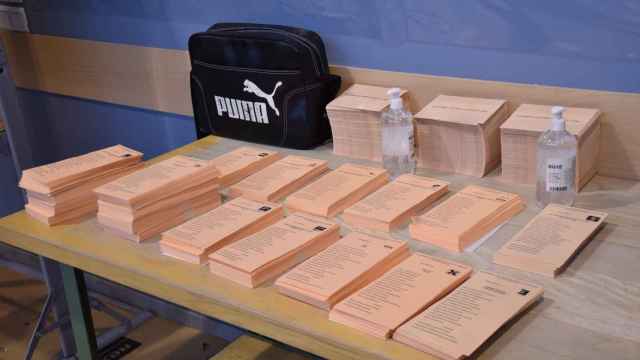 Papeletas en una mesa de un colegio electoral en las elecciones de Castilla y León