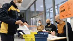 Un empleado entrega el voto por correo en una mesa electoral en una imagen de archivo.