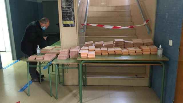 Las papeletas en un colegio electoral en las elecciones de Castilla y León