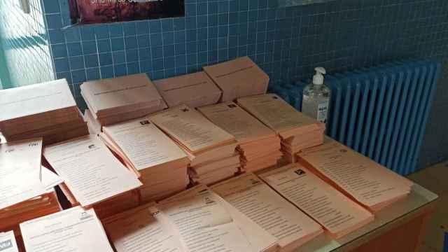 Las papeletas en un colegio electoral en las elecciones de Castilla y León
