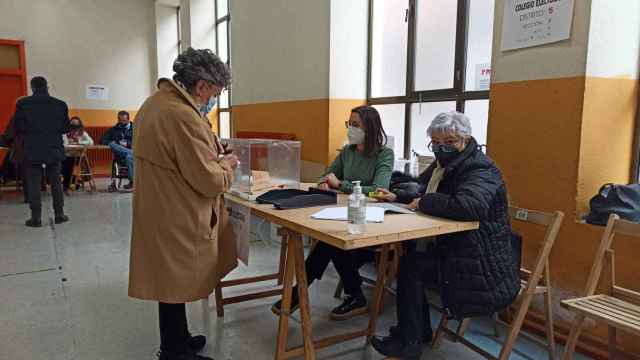 Una mujer en el momento de la votación en las elecciones de Castilla y León