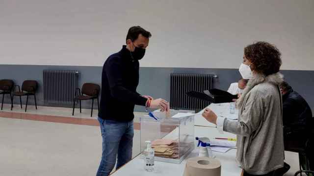 Conrado Íscar, presidente del PP de Valladolid, ejerciendo su derecho al voto en Matapozuelos