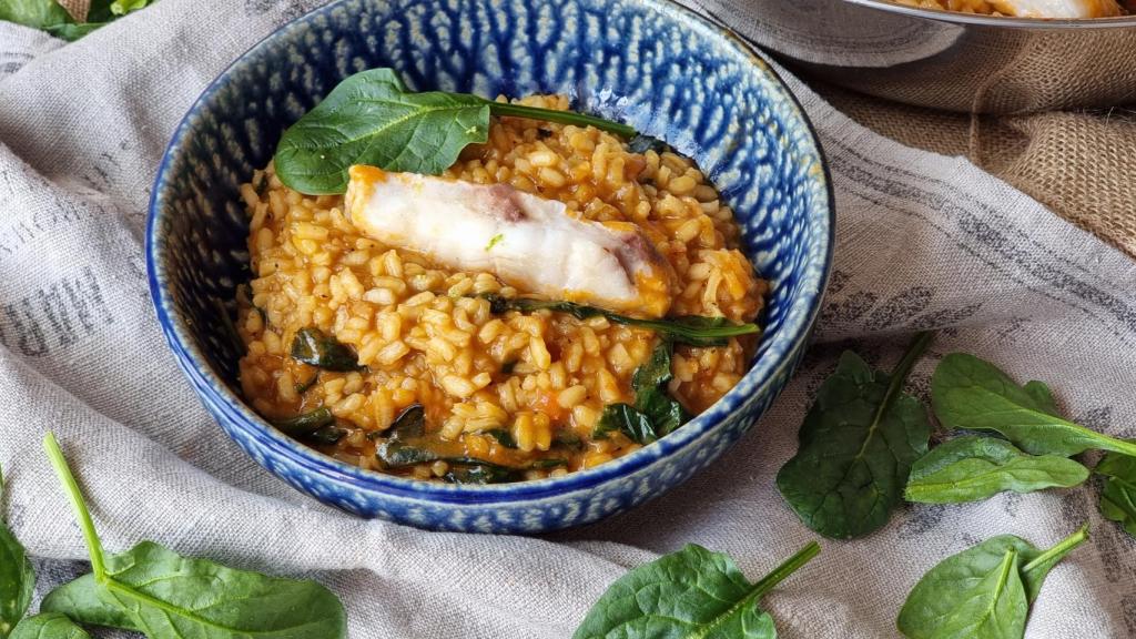 Arroz meloso de pescado y espinacas, una receta que sabe a mar