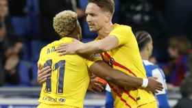 Luuk de Jong celebra el gol del empate del Barça con Adama Traoré