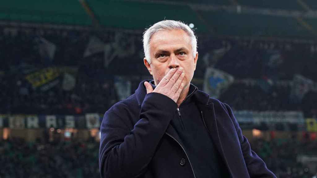 José Mourinho, entrenador de la Roma, saludando a la afición del Inter de Milán