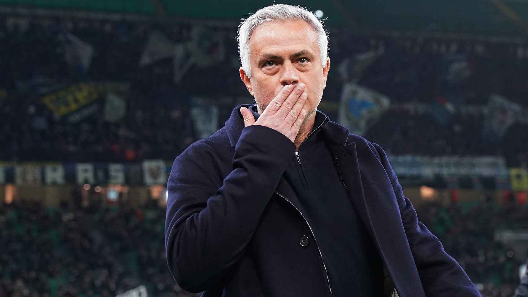 José Mourinho, entrenador de la Roma, saludando a la afición del Inter de Milán