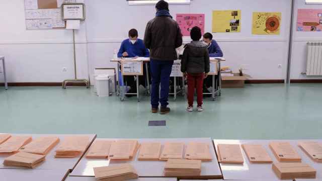 Un colegio electoral de Castilla y León en la mañana de este domingo.
