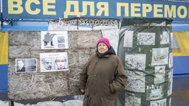 Lilia perdió a su marido en la guerra contra las milicias pro-rusas y lucha por 'Gloria a Ucrania' en una tienda de campaña en la Plaza de la Libertad.