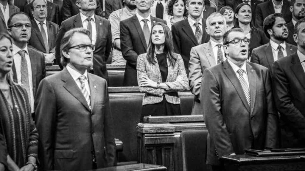 Inés Arrimadas se niega a cantar el himno regional catalán, Els segadors, en el Parlamento autonómico.