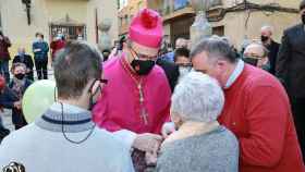 La plataforma en defensa de la Cruz de Callosa aprovecha la primera visita del obispo a la localidad.