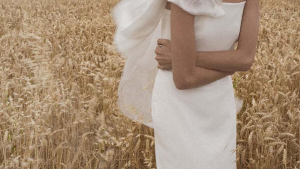 El vestido Enya cuenta con un lazo 'maxi' en uno de los laterales.