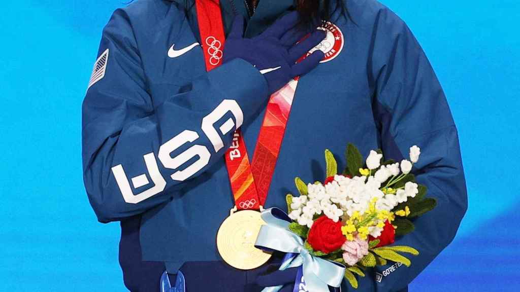 Erin Jakcson llora al escuchar el himno de Estados Unidos después de ganar el oro olímpico en Pekín 2022