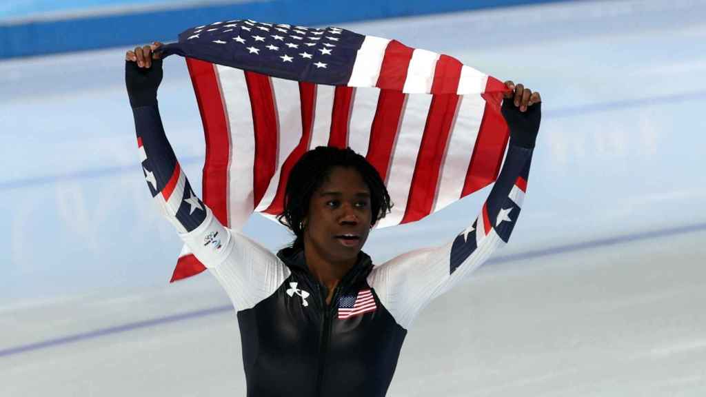 Erin Jackson celebra su victoria con la bandera de Estados Unidos