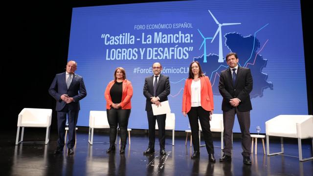 Emilio Sáez, alcalde de Albacete, Tita García, alcaldesa de Talavera, Rosa Melchor, alcaldesa de Alcázar, y Miguel Ángel Valverde, alcalde de Bolaños de Calatrava, con el director de El Español El Digital Castilla-La Mancha Eusebio Cedena.