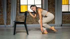 Con una silla es posible practicar ballet barre en casa.