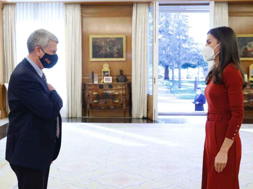 La reina Letizia ha recurrido a su conjunto rojo de Hugo Boss.