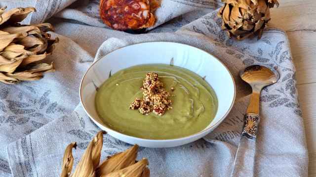 Crema de alcachofas con chorizo y sésamo, una receta de aprovechamiento