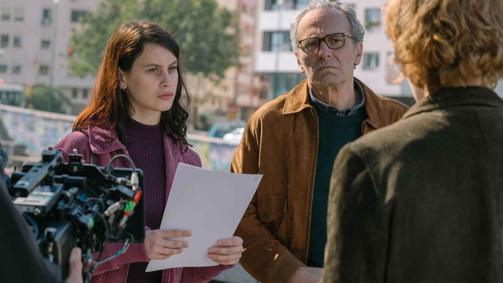 Milena Smit y José Coronado en el rodaje de 'La chica de nieve', nueva producción de Netflix